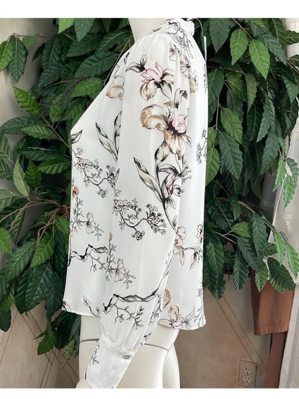 WHBM FLORAL PRINT V-NECK BLOUSE - Picture 8 of 10